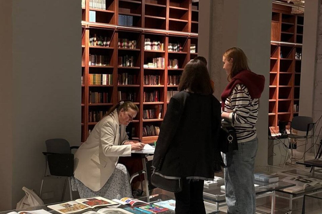 Иллюстрация к новости: На Московской книжной неделе состоялась презентация монографии под общей редакцией Юлии Беловой и Валерии Касамара «Парадоксы локальной идентичности: как молодежь ищет место под солнцем», вышедшей в Издательском доме НИУ ВШЭ